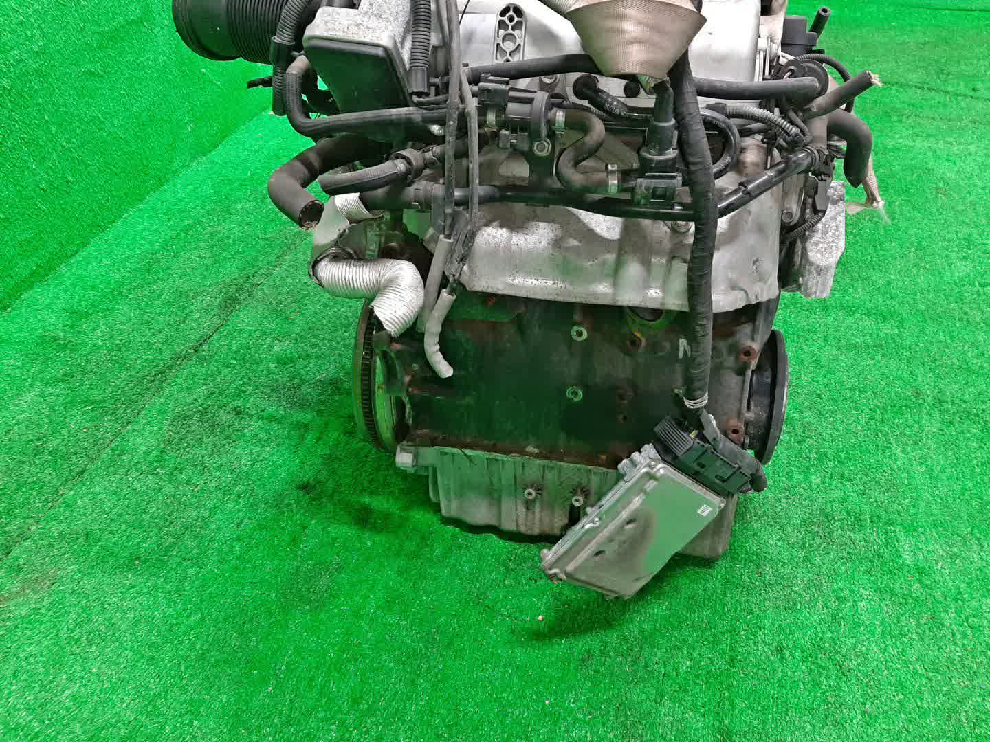 Двигатель VOLKSWAGEN PASSAT B6, 3C5 AXZ 005236 4 ракурс