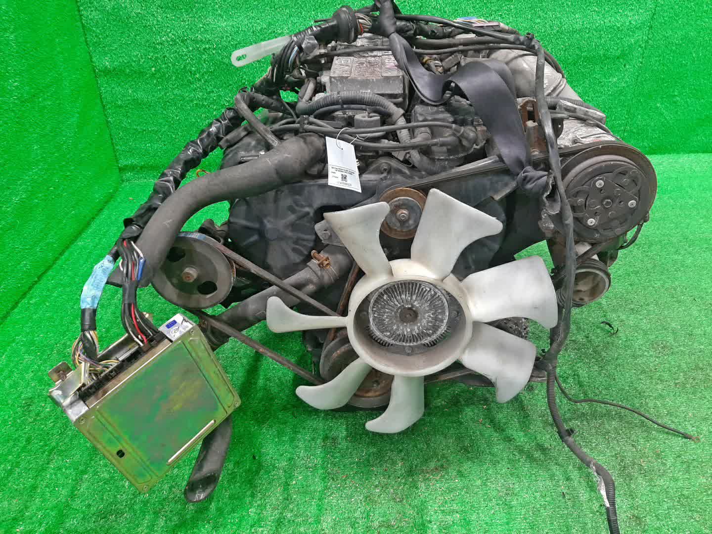 Двигатель NISSAN CEDRIC, GLORIA WY30, VY30, Y30 VG20E 377539W 2 ракурс
