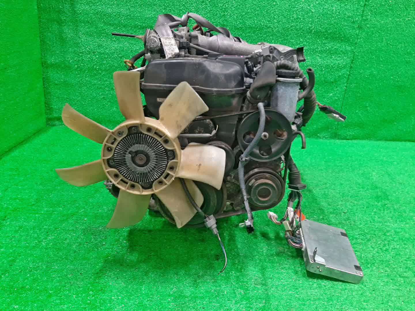 Двигатель TOYOTA CROWN JZS173 1JZ-GE VVTI 2 ракурс