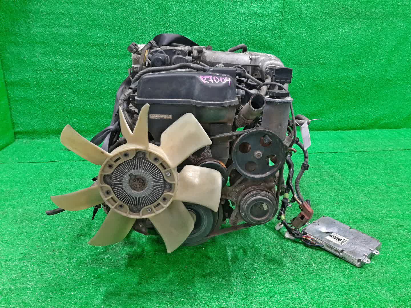 Двигатель TOYOTA CROWN JZS157 2JZ-GE VVTI 2 ракурс