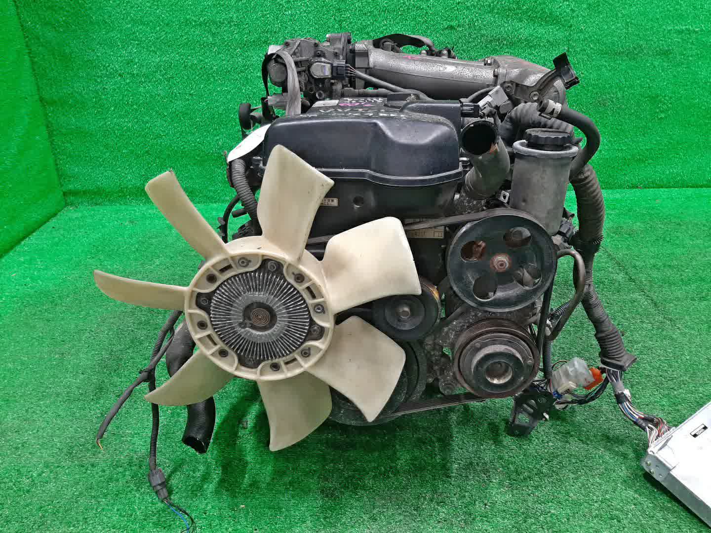 Двигатель TOYOTA CROWN JZS173 1JZ-GE VVTI 2 ракурс