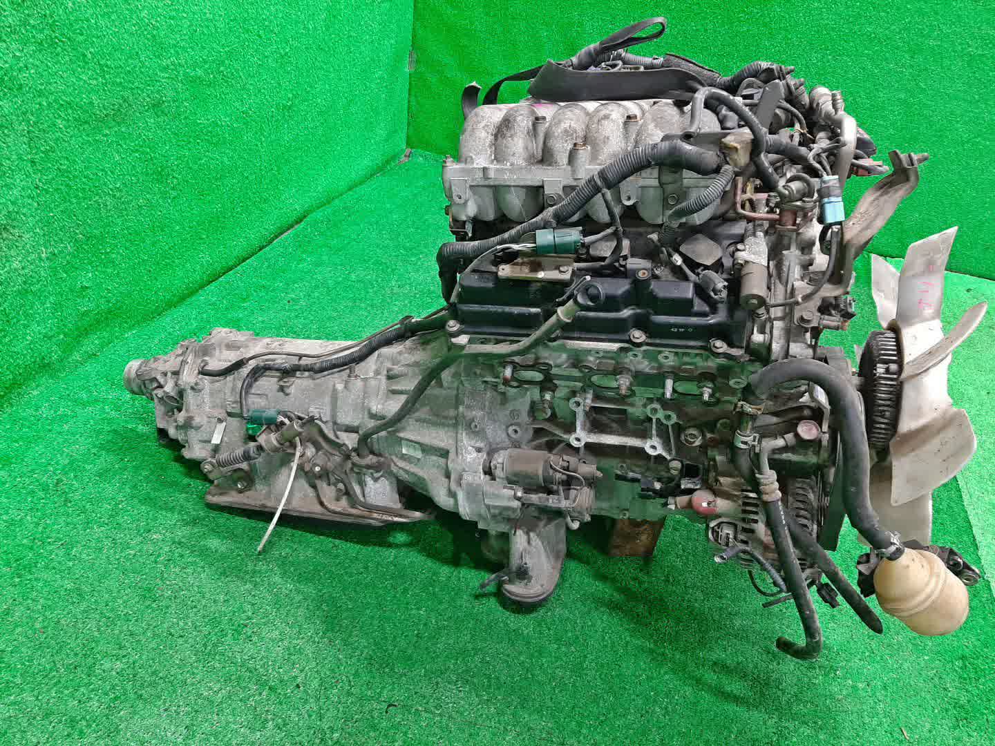 Двигатель NISSAN ELGRAND E51 VQ35DE SET 3 ракурс