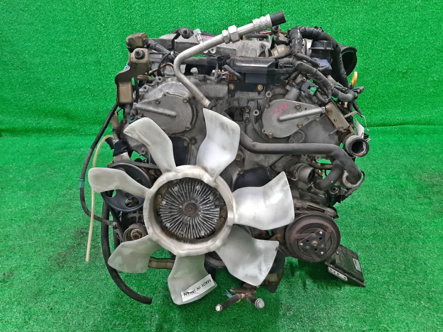 Двигатель NISSAN ELGRAND E51 VQ35DE SET 2 ракурс