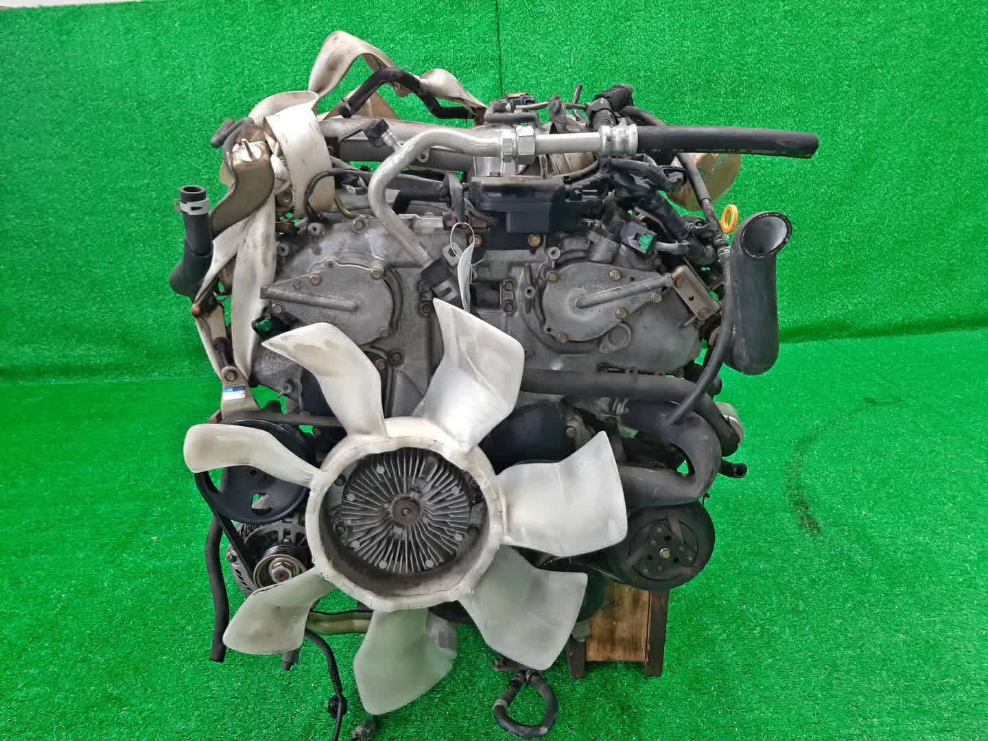 Двигатель NISSAN ELGRAND E51 VQ35DE SET 2 ракурс