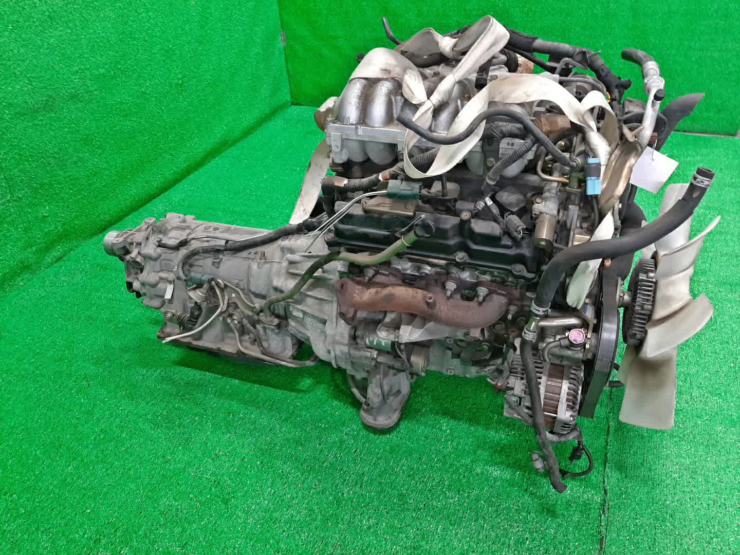 Двигатель NISSAN ELGRAND E51 VQ35DE SET 3 ракурс