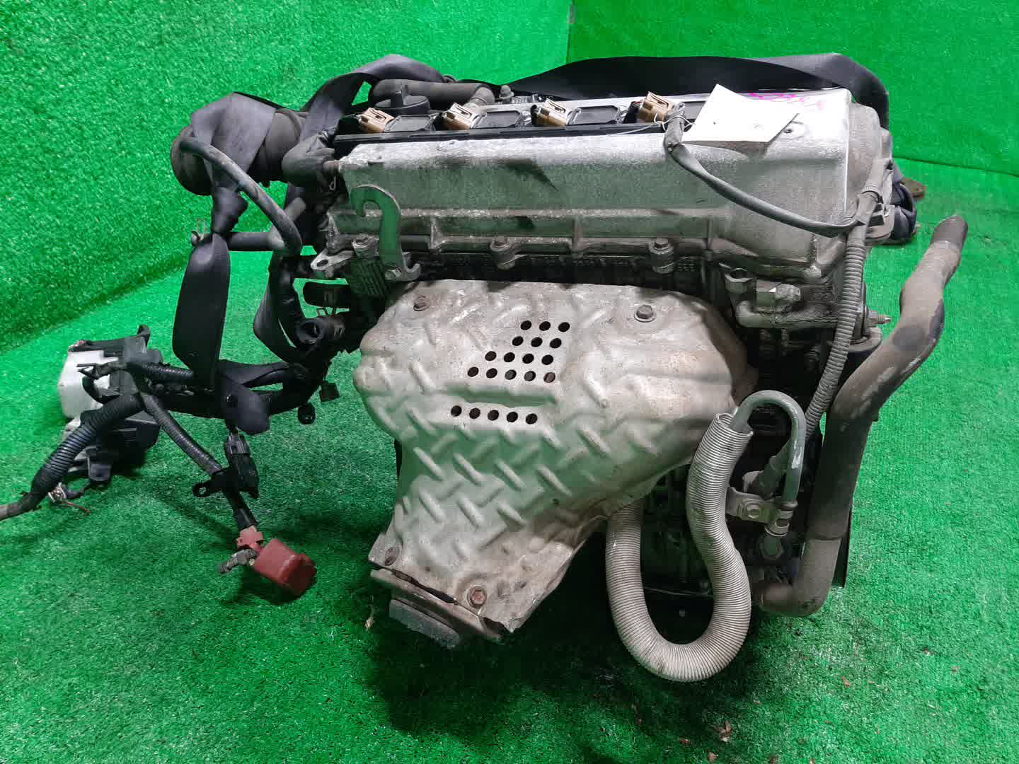 Двигатель TOYOTA COROLLA FIELDER ZZE122G 1ZZ-FE MEX 4 ракурс Двигатель TOYOTA COROLLA FIELDER ZZE122G 1ZZ-FE MEX 4 ракурс