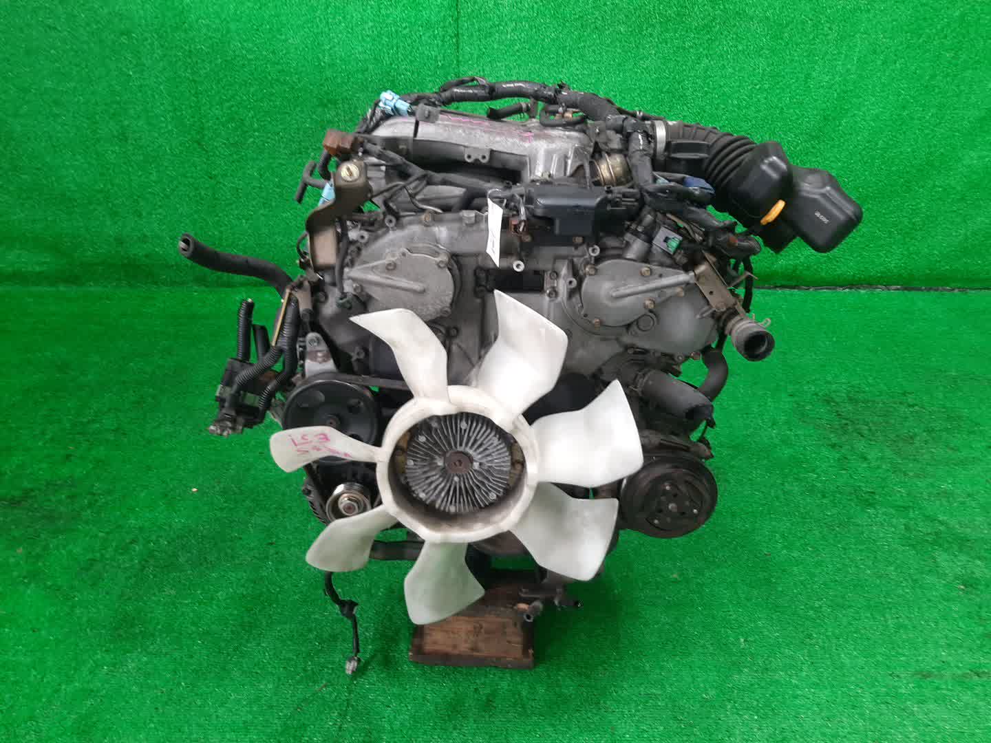 Двигатель NISSAN ELGRAND E51 VQ35DE SET 2 ракурс