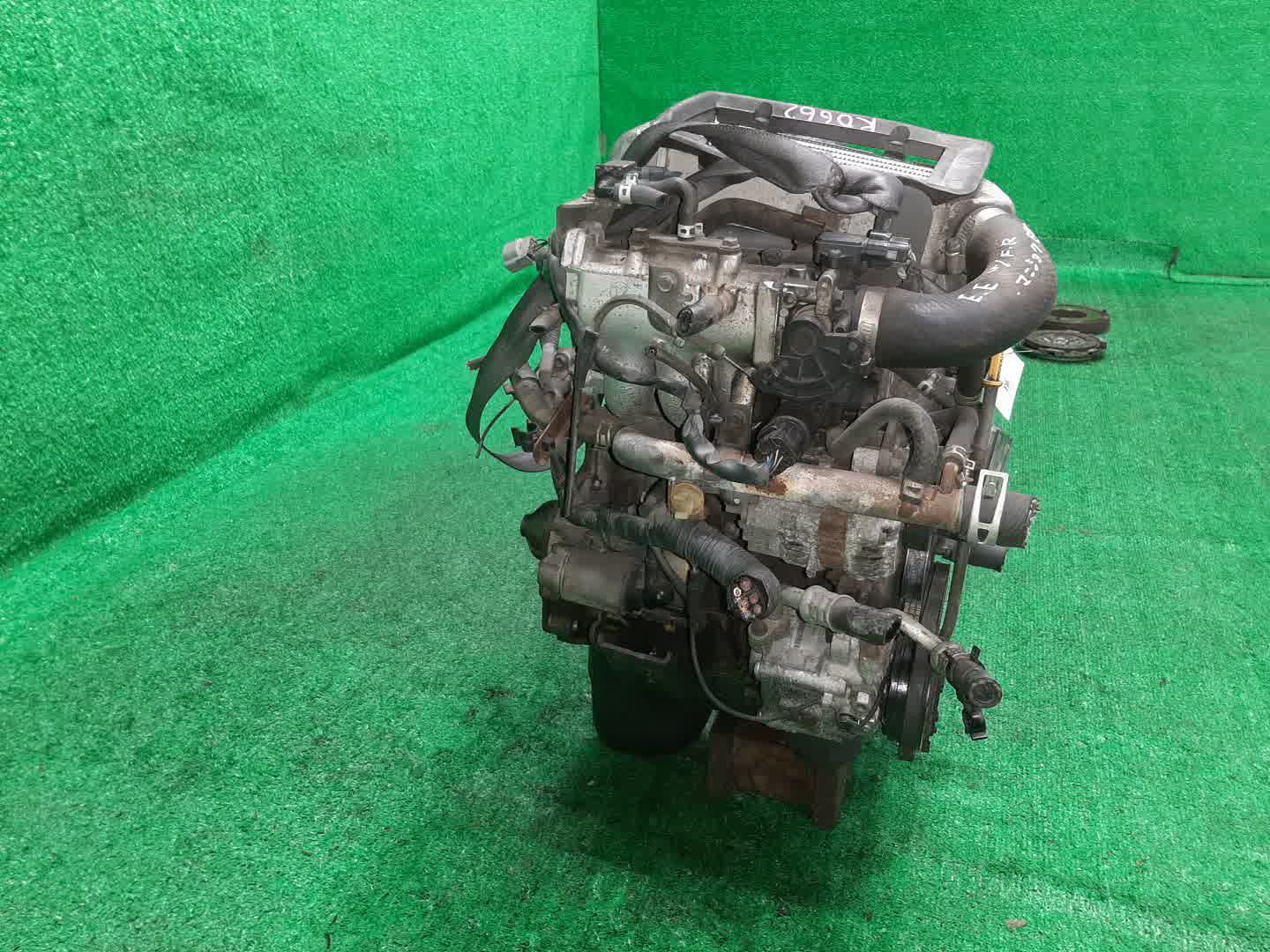 Двигатель SUZUKI JIMNY JB23W K6A-T 1MOD 3 ракурс Двигатель SUZUKI JIMNY JB23W K6A-T 1MOD 3 ракурс