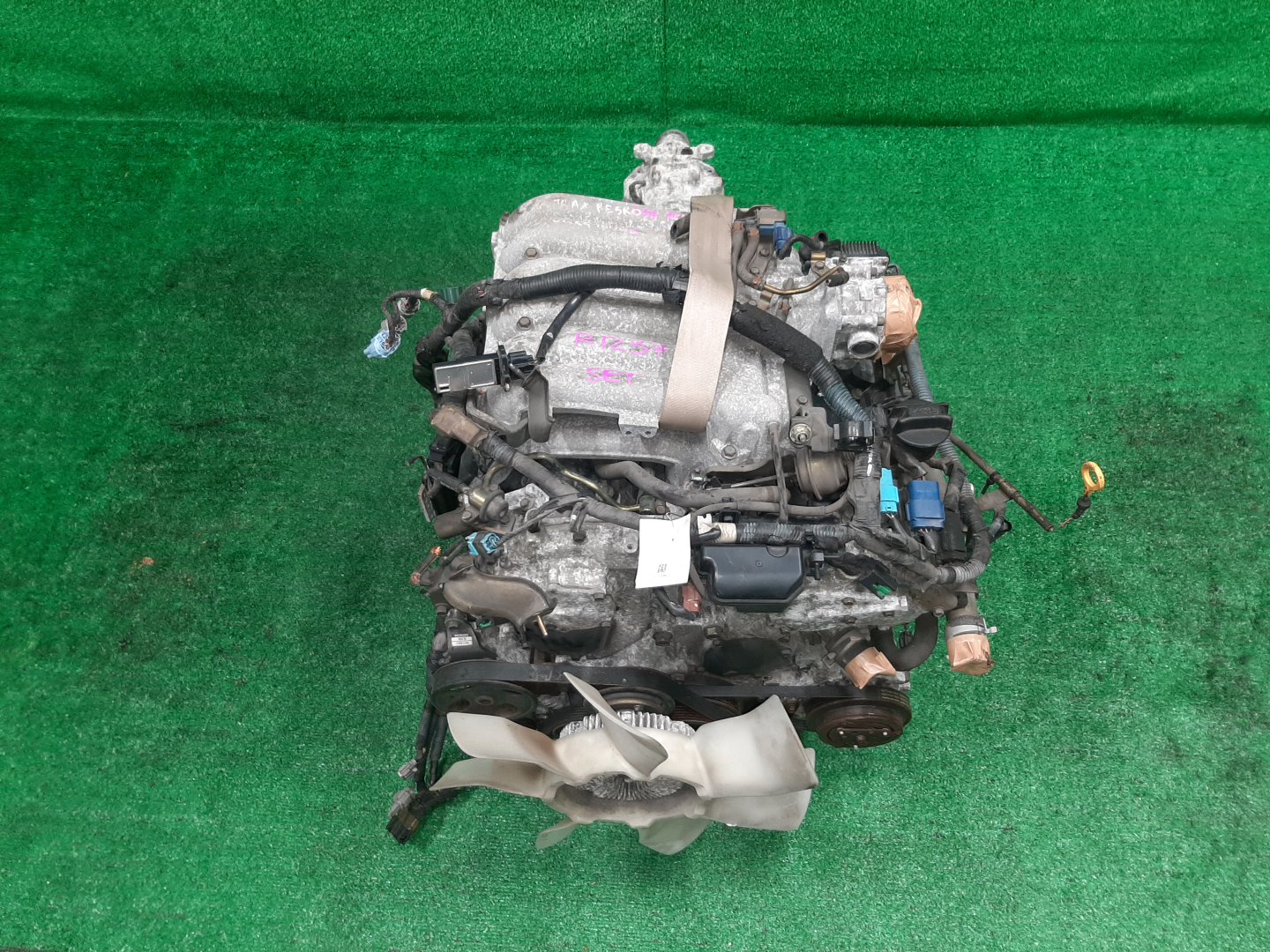 Двигатель NISSAN ELGRAND E51 VQ35DE SET 1 ракурс