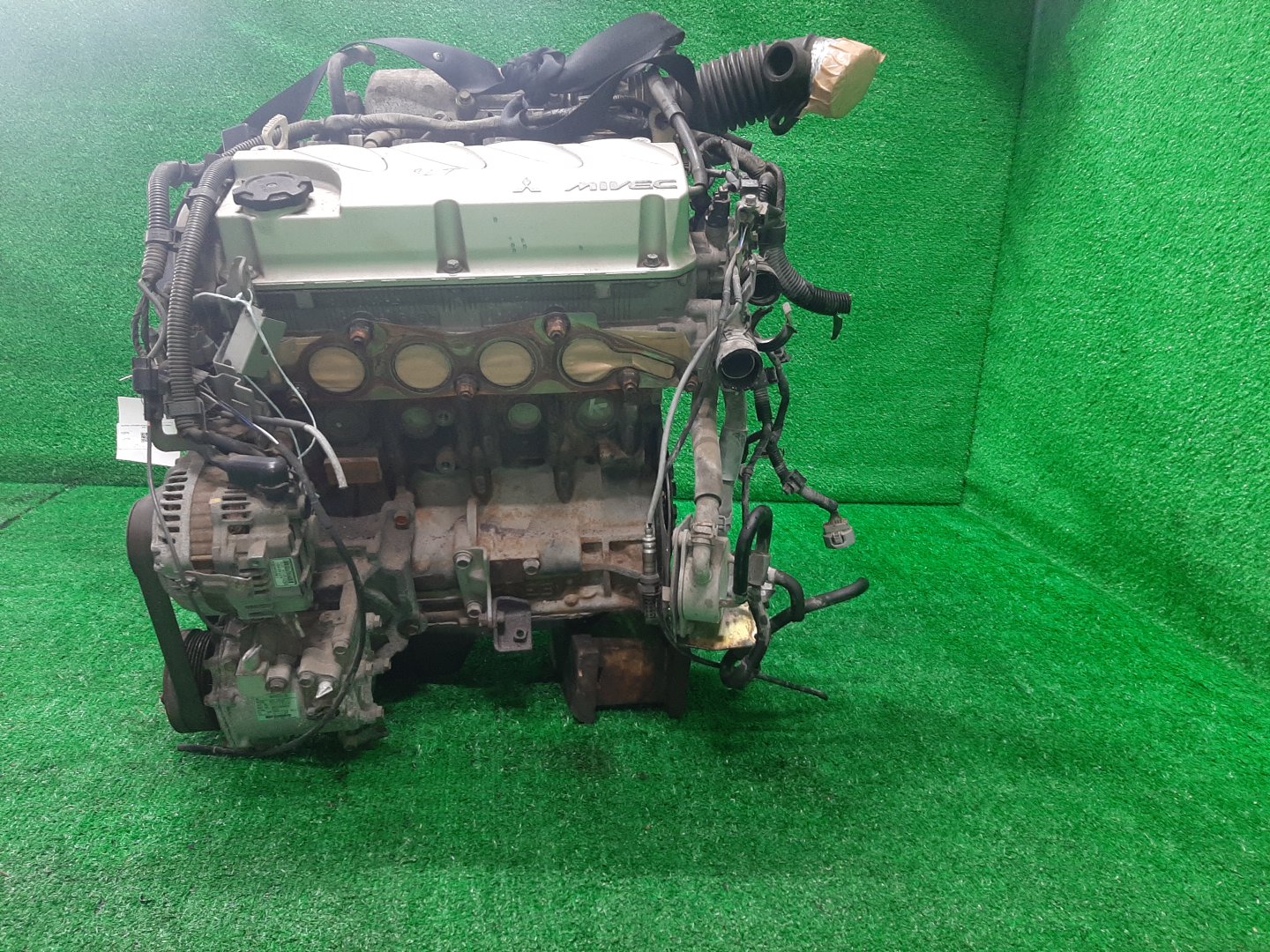 Двигатель MITSUBISHI GRANDIS NA4W 4G69 LJ2464 4 ракурс