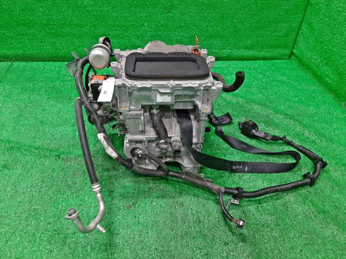 Двигатель NISSAN LEAF ZE1 EM57 269755A 4 ракурс
