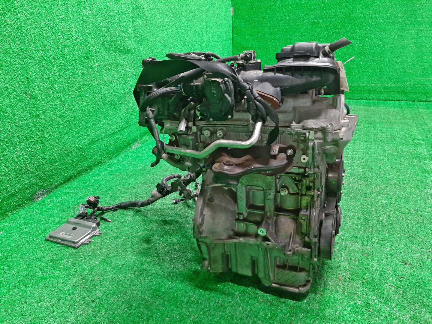 Двигатель NISSAN LATIO N17 HR12DE 568118A 3 ракурс