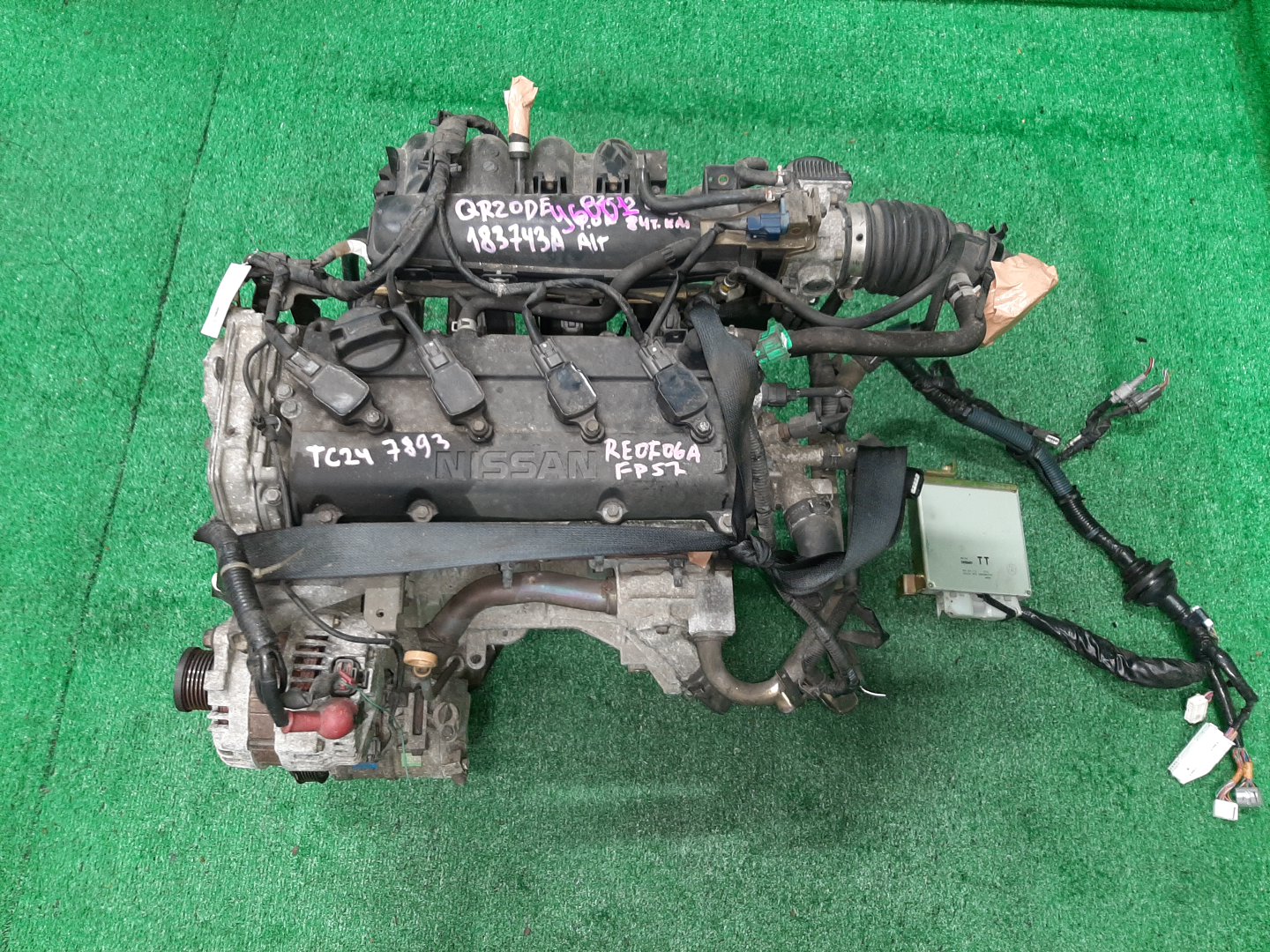 Двигатель NISSAN SERENA TC24 QR20DE PLASTIC 1 ракурс