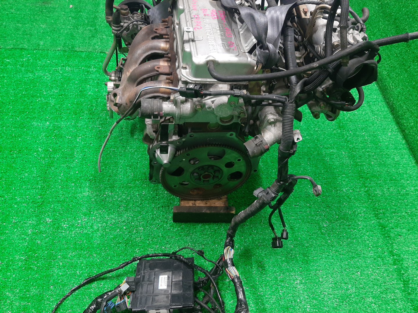 Двигатель MITSUBISHI AIRTREK, OUTLANDER CU2W 4G63 KAT 5 ракурс