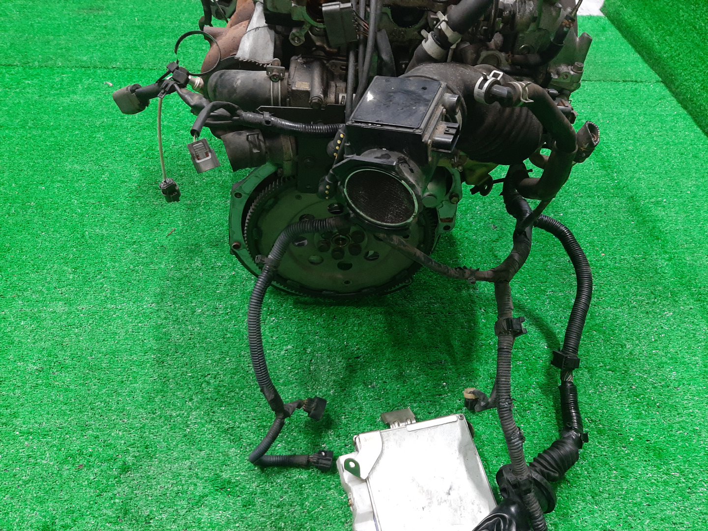 Двигатель NISSAN BASSARA, PRESAGE JU30, U30 KA24DE 211302U 5 ракурс