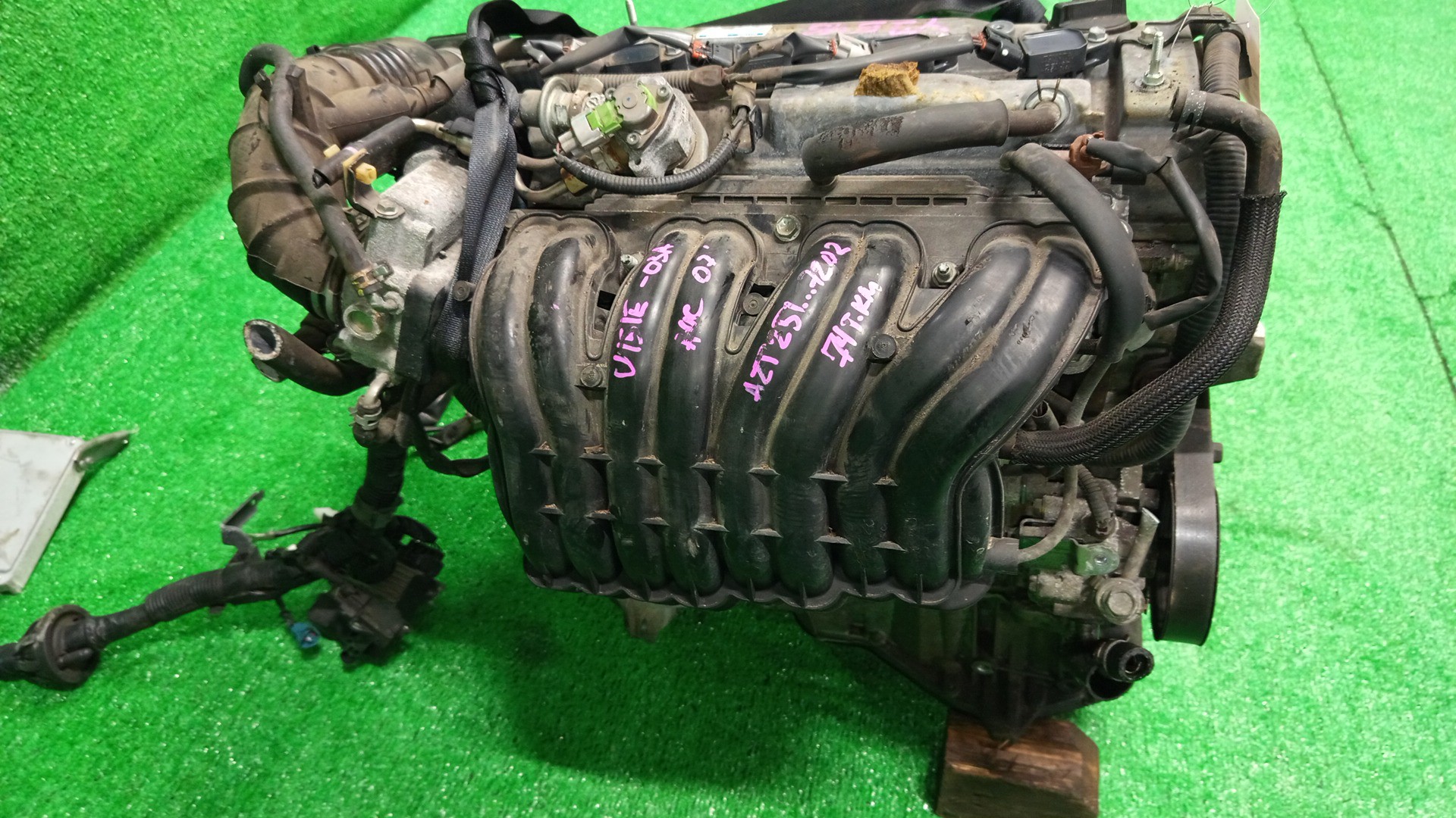 Двигатель TOYOTA AVENSIS AZT251 2AZ-FSE 2490470 4 ракурс