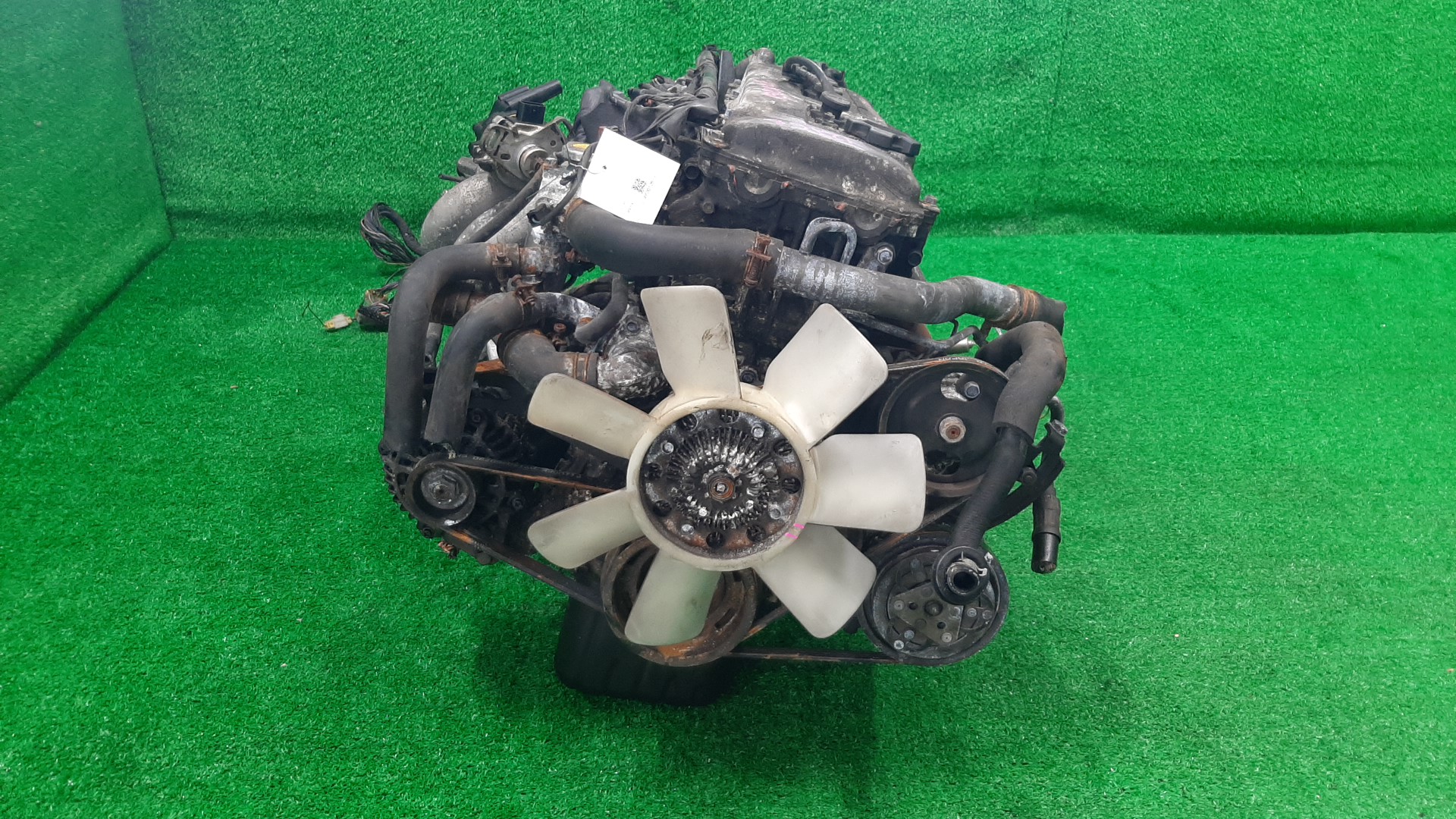 Двигатель NISSAN LARGO W30 KA24DE 004354U 2 ракурс