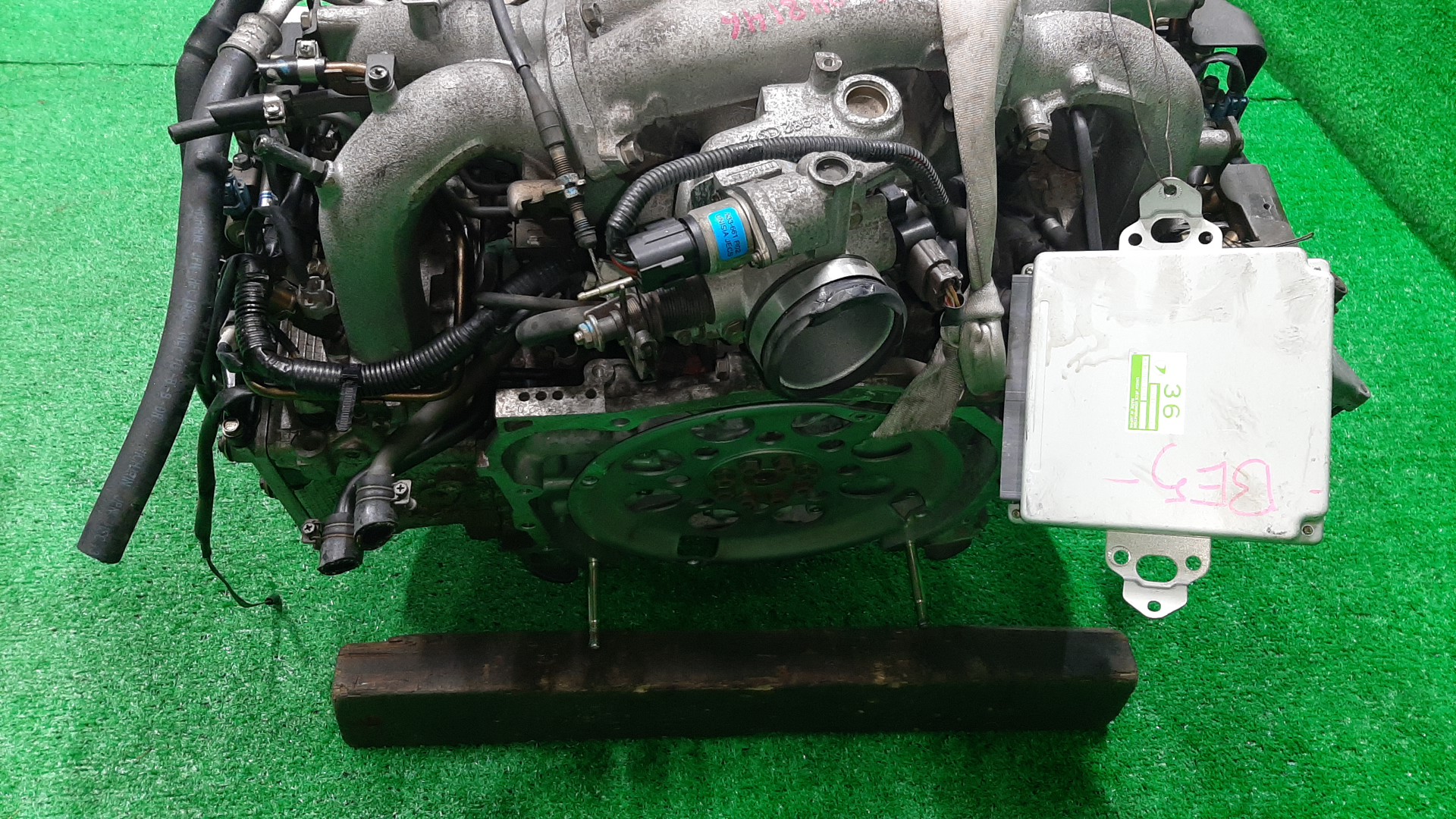 Двигатель SUBARU LEGACY BE5, BH5 EJ204 EJ204DXBKE 5 ракурс Двигатель SUBARU LEGACY BE5, BH5 EJ204 EJ204DXBKE 5 ракурс