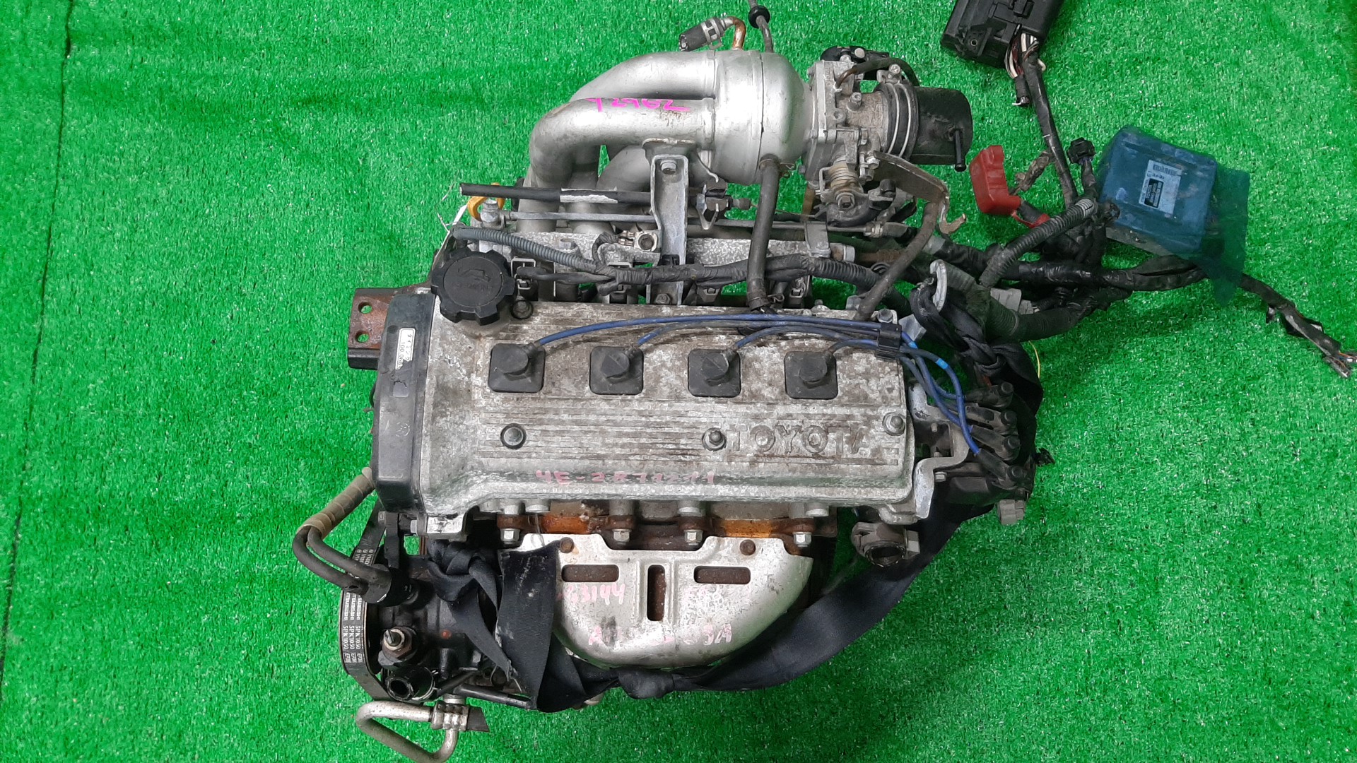 Двигатель TOYOTA COROLLA, SPRINTER, CORSA, STARLET, TERCEL, COROLLA II, CYNOS EE101, EE102, EE111, EE100, EL41, EL51, EP82, EP91, EL52 4E-FE KAT 1 ракурс