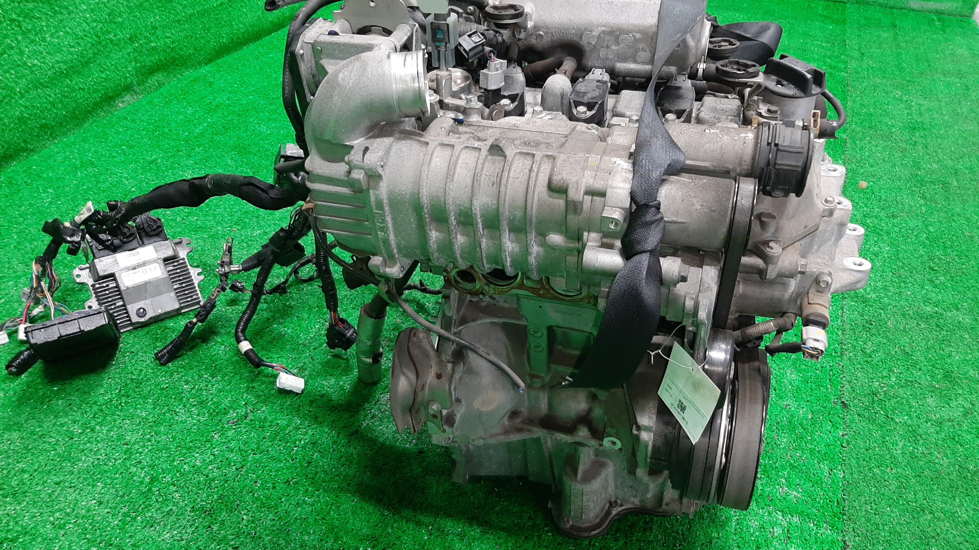 Двигатель NISSAN NOTE E12 HR12DDR 057771A 4 ракурс Двигатель NISSAN NOTE E12 HR12DDR 057771A 4 ракурс