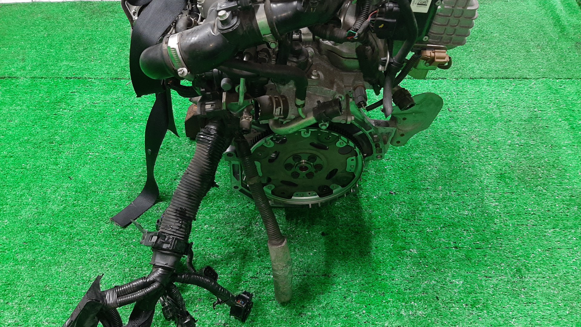 Двигатель NISSAN NOTE E12 HR12DDR 057771A 5 ракурс Двигатель NISSAN NOTE E12 HR12DDR 057771A 5 ракурс