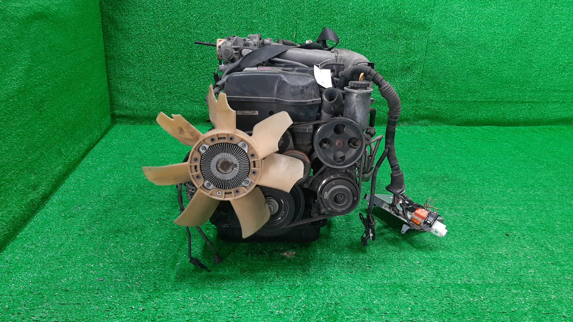 Двигатель TOYOTA PROGRES JCG10 1JZ-GE VVTI 2 ракурс