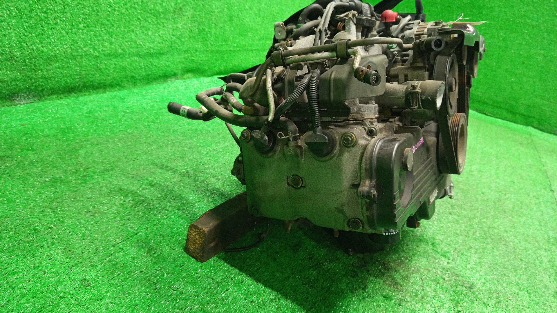 Двигатель SUBARU LEGACY BE5, BH5 EJ202 EJ202DXEAE 3 ракурс Двигатель SUBARU LEGACY BE5, BH5 EJ202 EJ202DXEAE 3 ракурс