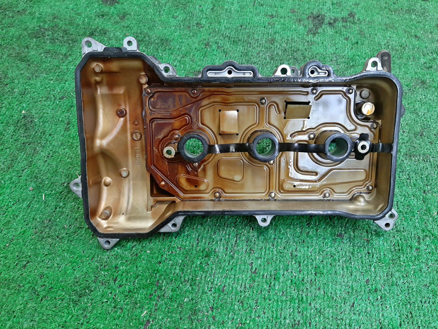 Крышка клапанная NISSAN MARCH K13 HR12DE F0527 3 ракурс