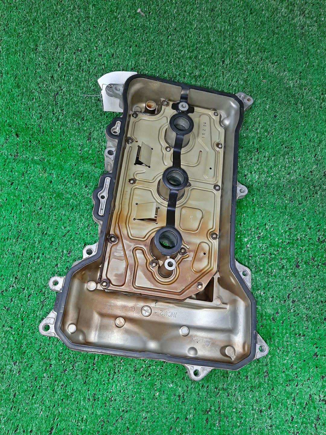 Крышка клапанная NISSAN MARCH K13 HR12DE 2 ракурс