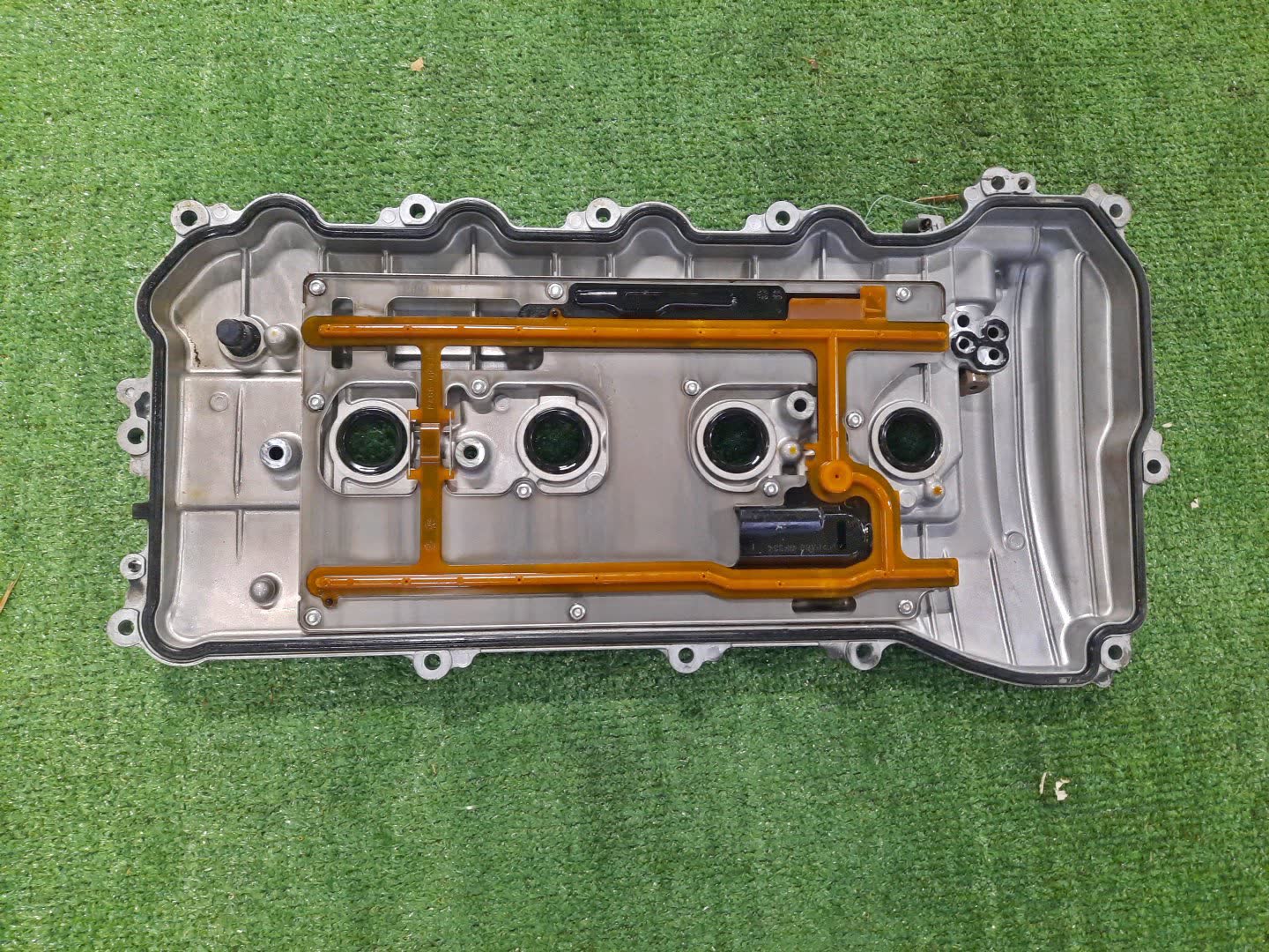 Крышка клапанная TOYOTA CAMRY AVV50 2AR-FXE 2 ракурс