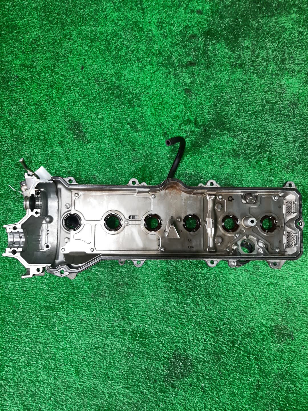 Крышка клапанная TOYOTA MARK II JZX110 1JZ-FSE 2 ракурс
