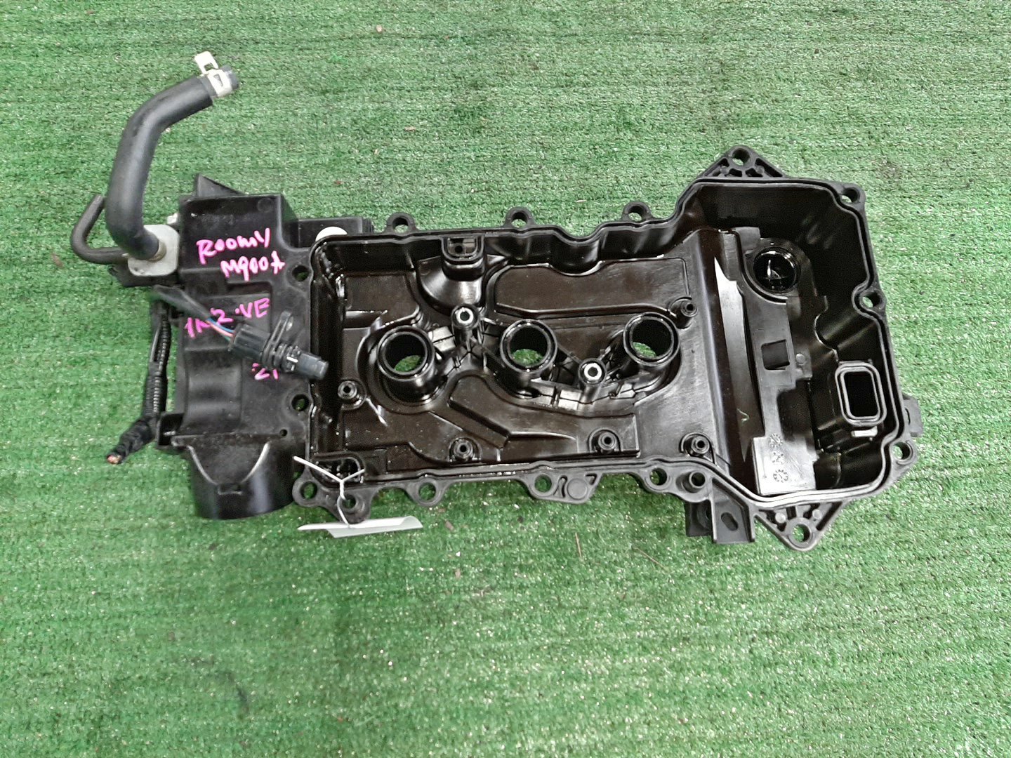 Крышка клапанная TOYOTA TANK M900A 1KR-FE 11210-B1031 3 ракурс