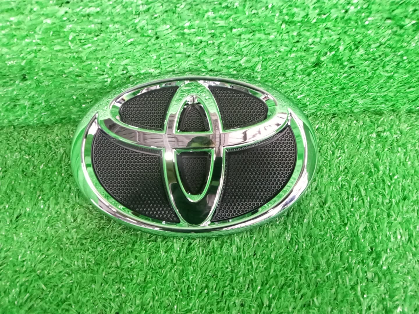 Эмблема TOYOTA CAMRY GSV40 75311-33150 1 ракурс Эмблема TOYOTA CAMRY GSV40 75311-33150 1 ракурс