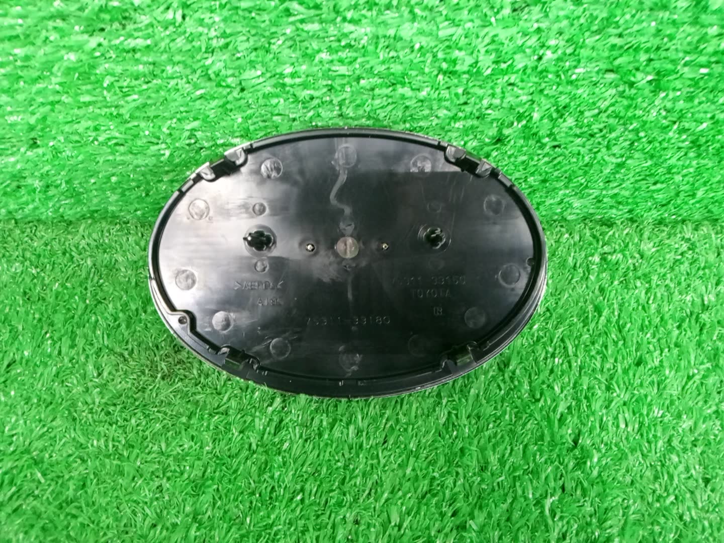 Эмблема TOYOTA CAMRY GSV40 75311-33150 2 ракурс Эмблема TOYOTA CAMRY GSV40 75311-33150 2 ракурс