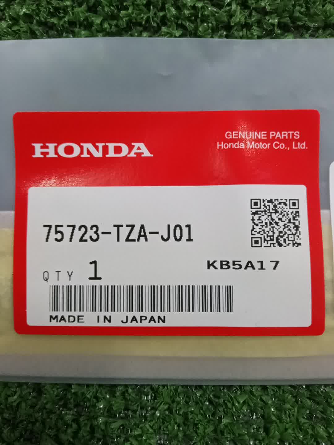 Эмблема HONDA VEZEL RV6 75723-TZA-J01 2 ракурс