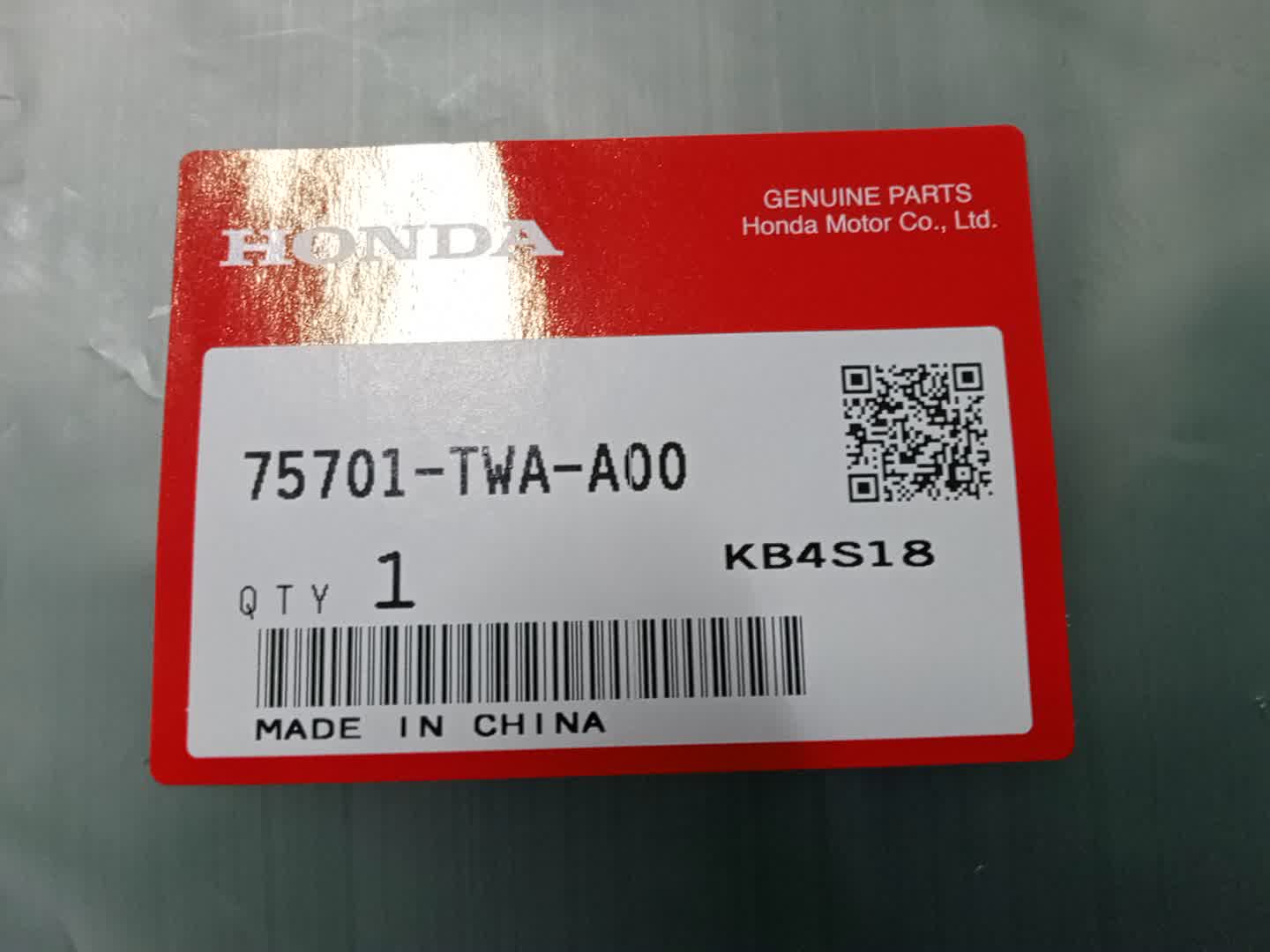 Эмблема HONDA VEZEL RV6 75701-TWA-A00 4 ракурс