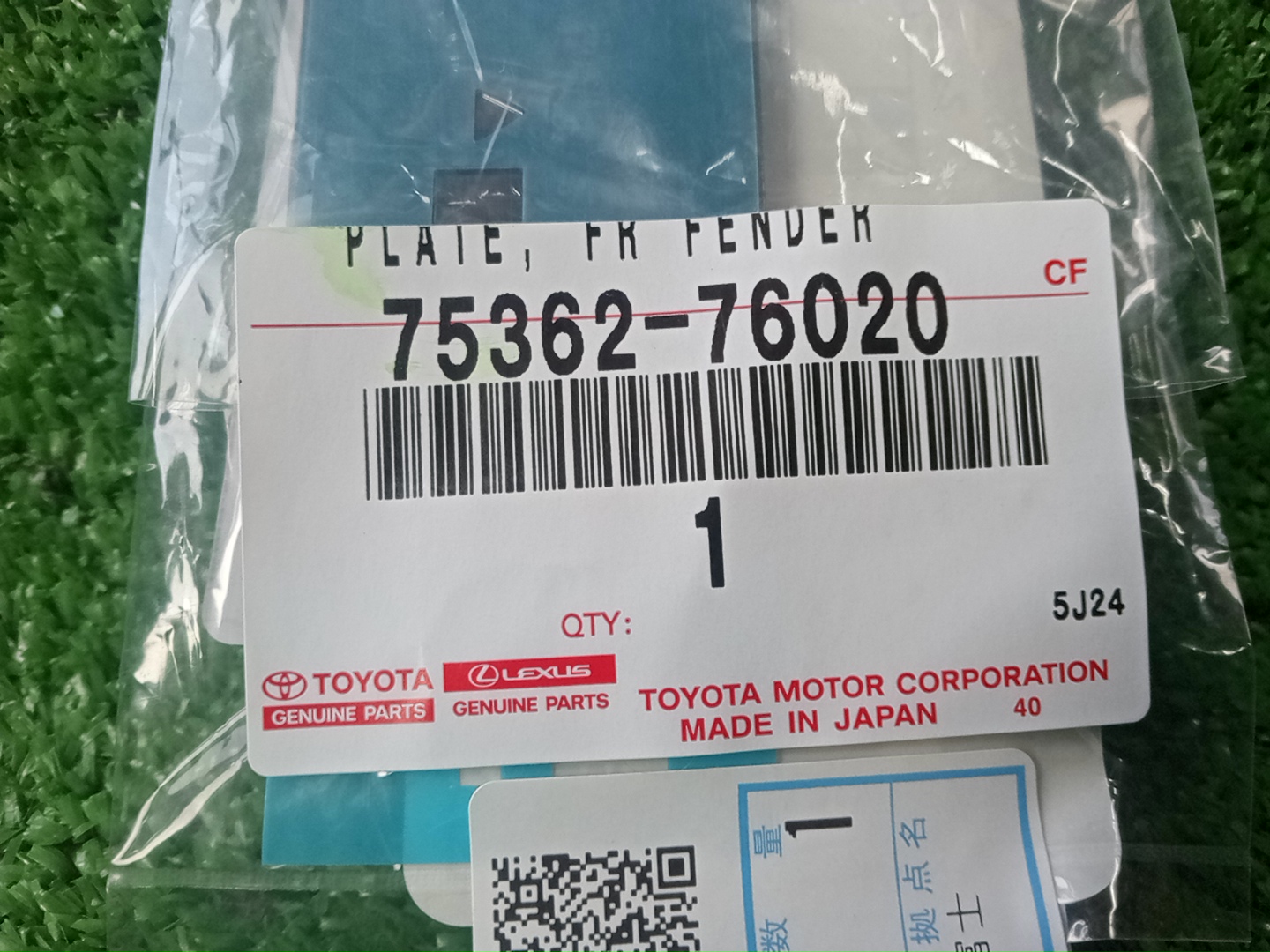 Эмблема левая передняя LEXUS UX250H MZAH10 75362-76020 2 ракурс