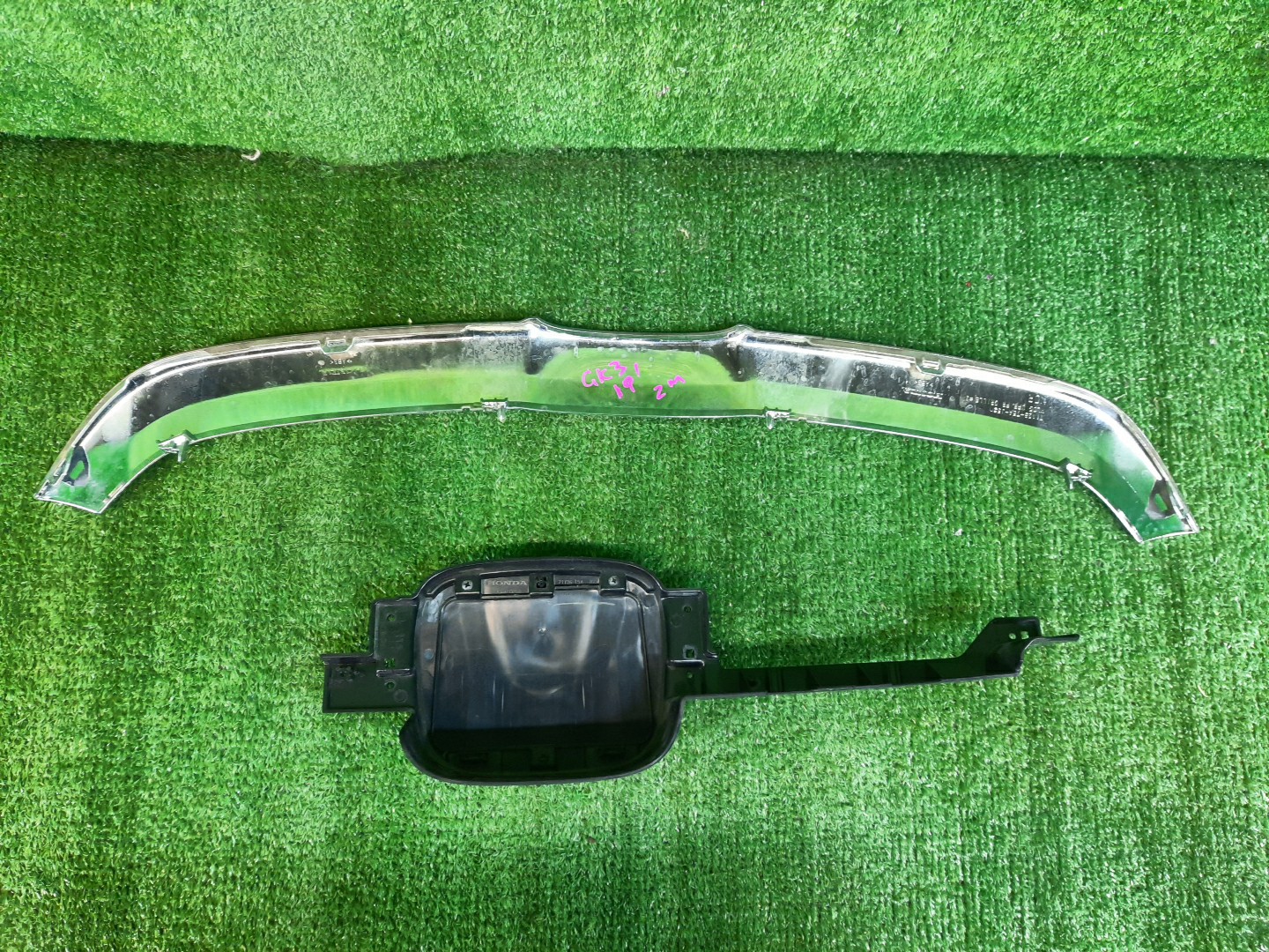 Эмблема HONDA FIT GK3 71126-T5A-J610 3 ракурс