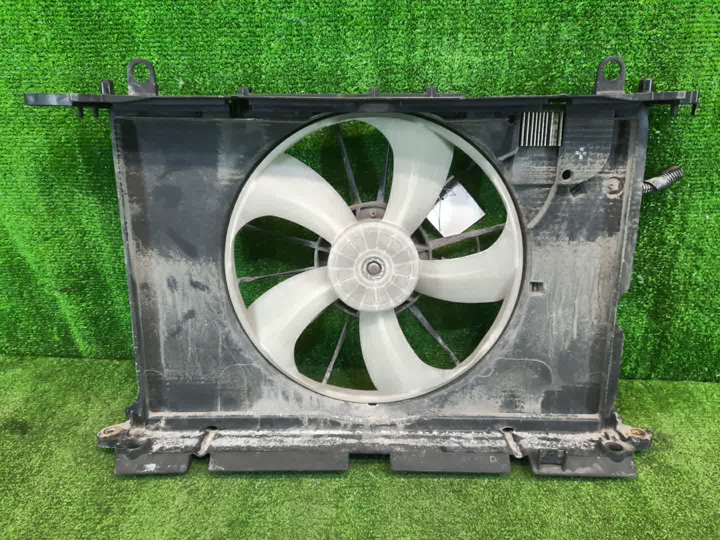 Диффузор радиатора TOYOTA COROLLA FIELDER NZE144G 1NZ-FE 3 ракурс