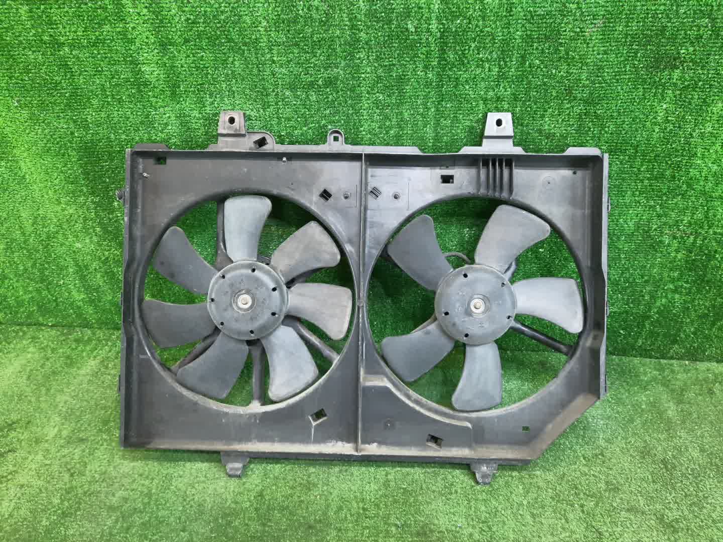 Диффузор радиатора NISSAN LIBERTY RM12 QR20DE 2 ракурс