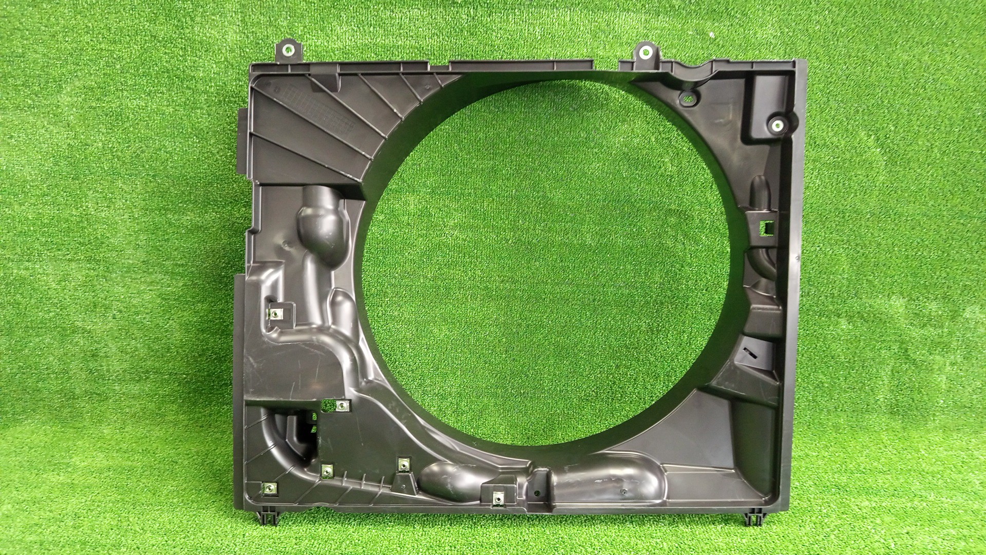 Диффузор радиатора TOYOTA LAND CRUISER VJA300 16711-70281 2 ракурс Диффузор радиатора TOYOTA LAND CRUISER VJA300 16711-70281 2 ракурс