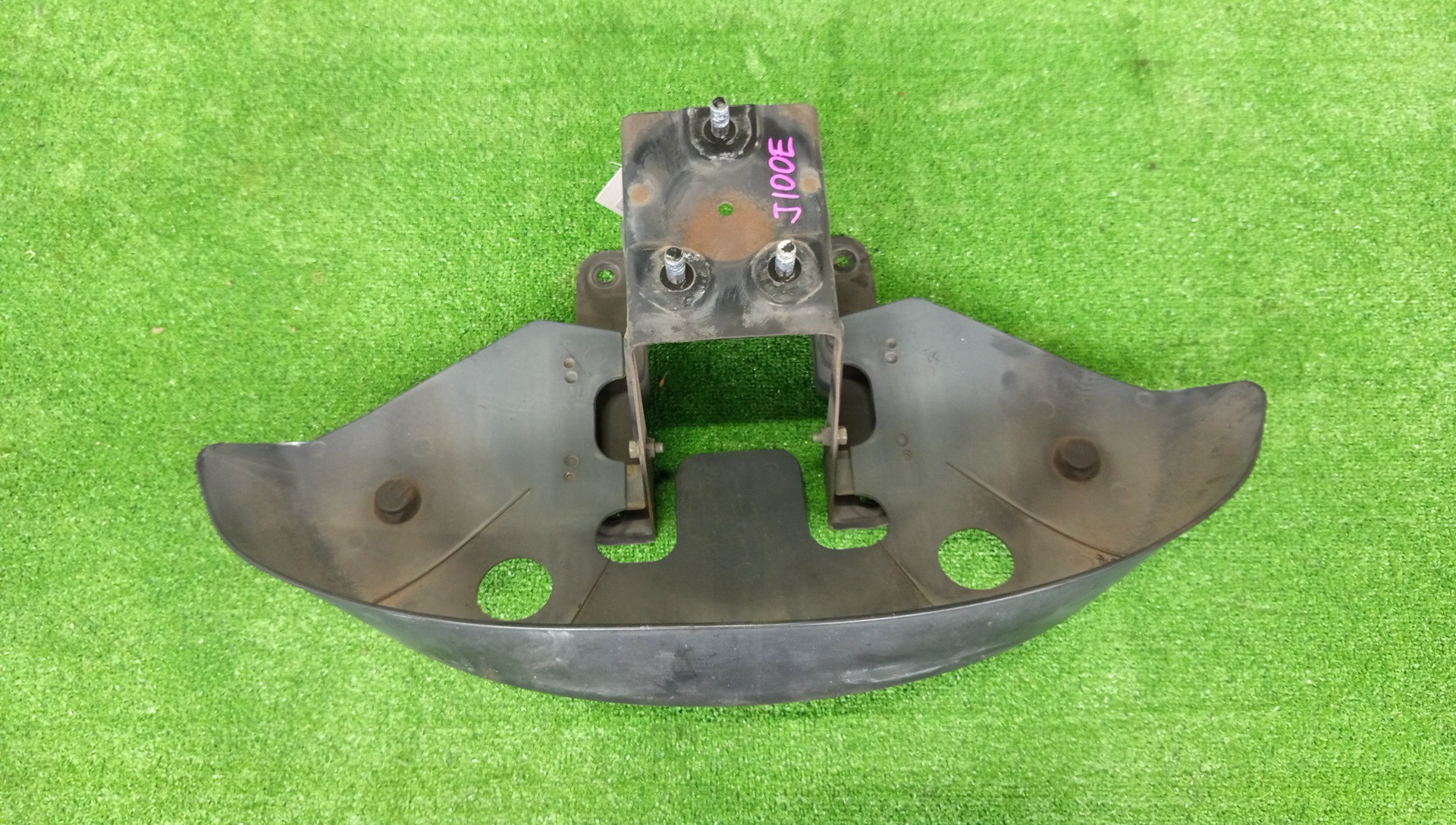 Крепление запаски TOYOTA CAMI J100E 1 ракурс Крепление запаски TOYOTA CAMI J100E 1 ракурс