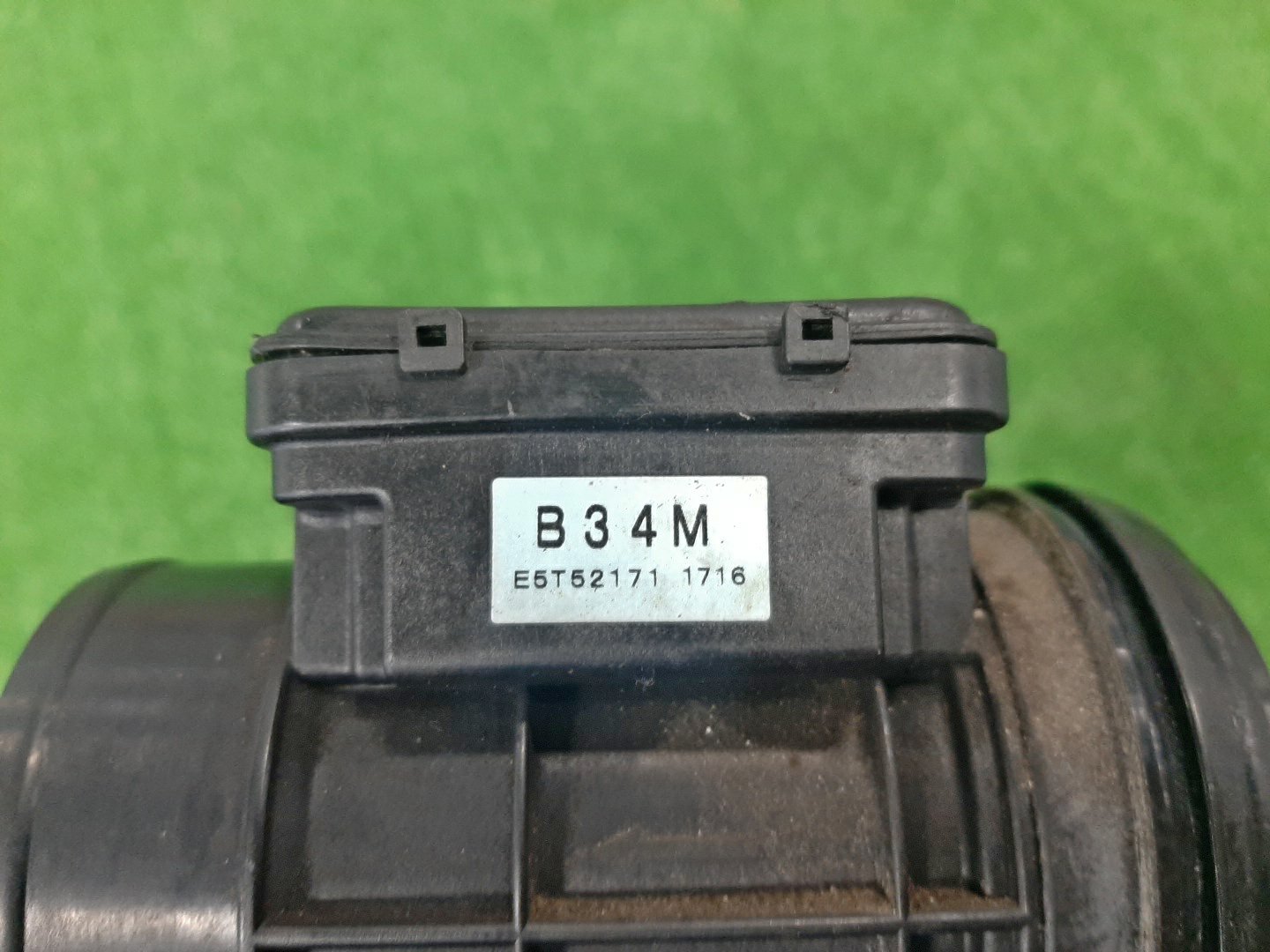 Датчик расхода воздуха MAZDA DEMIO DW3W B3E E5T52171 2 ракурс