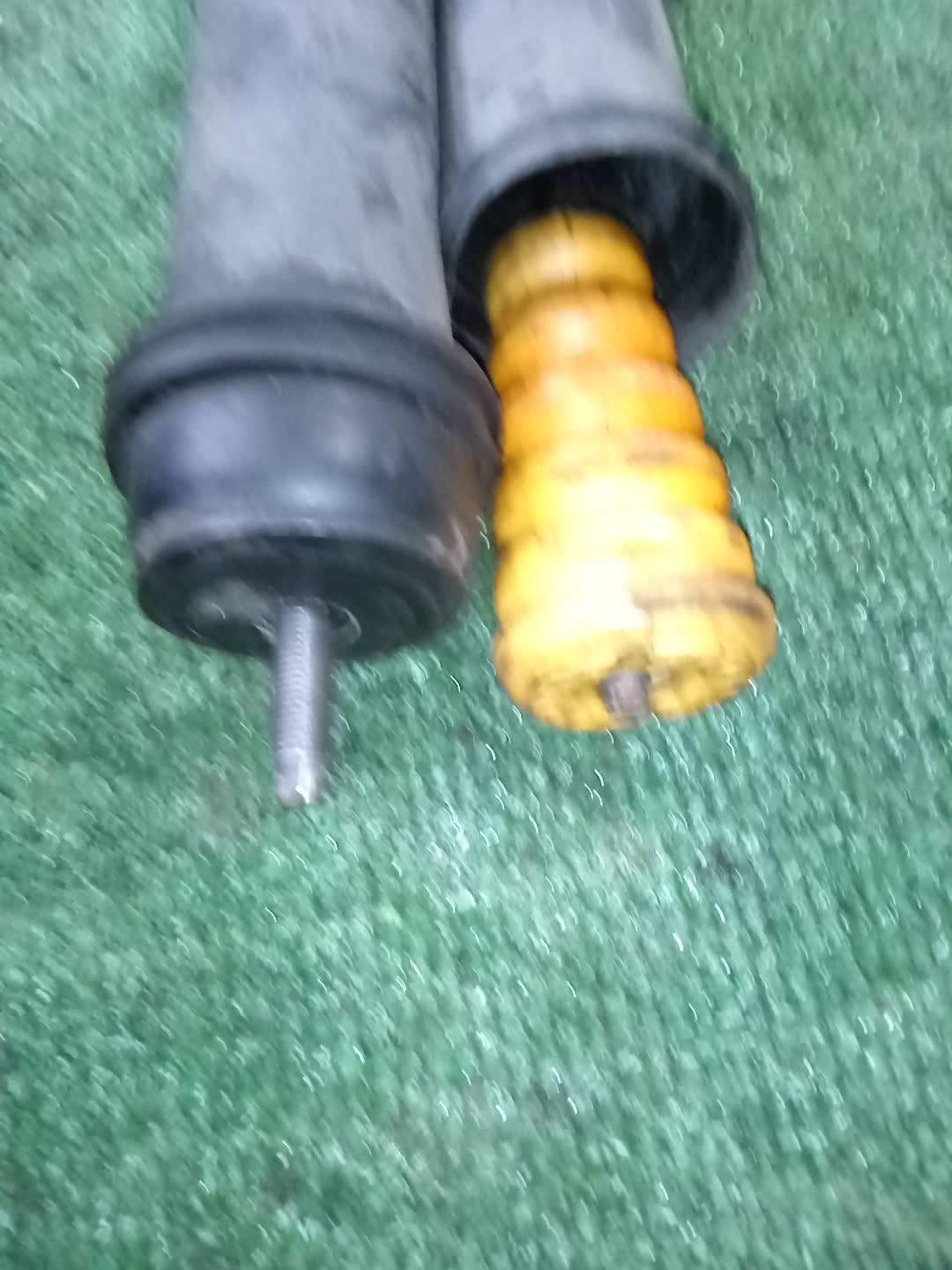 Амортизатор левый задний MITSUBISHI GRANDIS NA4W 4G69 3 ракурс