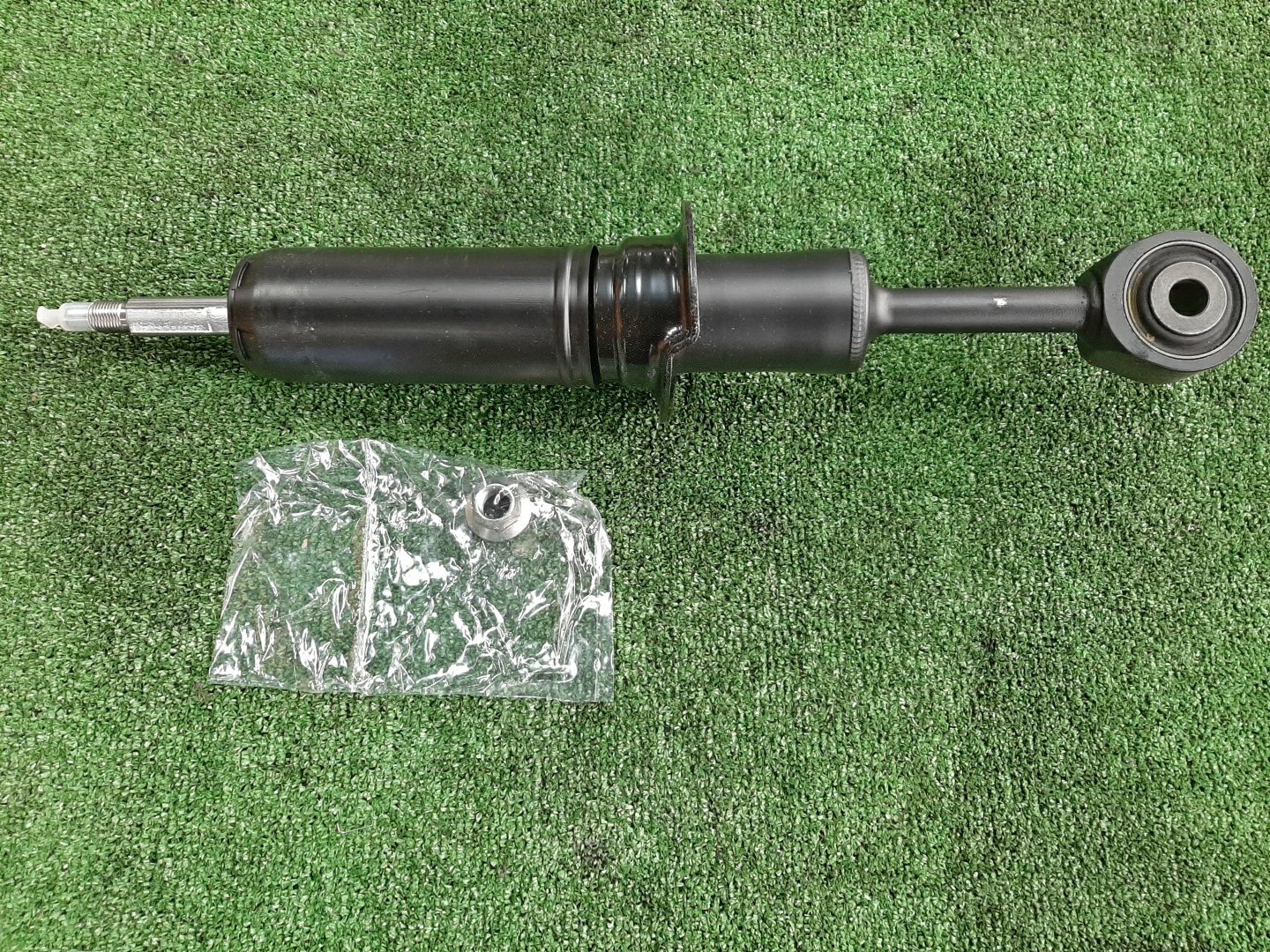 Амортизатор передний TOYOTA LAND CRUISER URJ202 48510-69355 1 ракурс