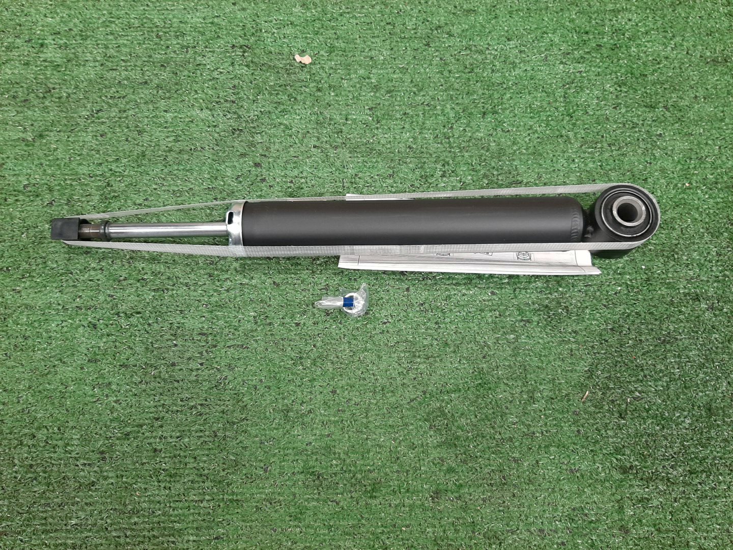 Амортизатор задний TOYOTA PRIUS ZVW50 3440083 1 ракурс