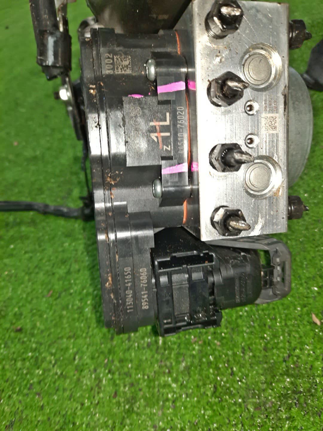 Блок abs LEXUS UX300E KMA10 4KM 44510-76020 2 ракурс