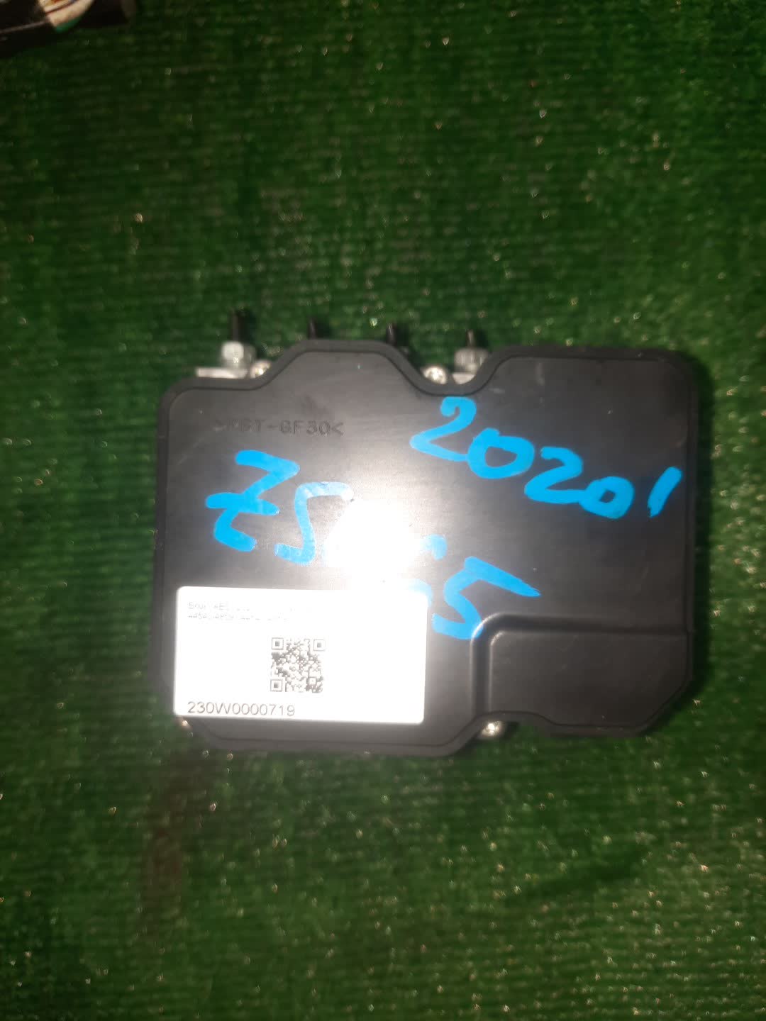 Блок abs TOYOTA HARRIER ZSU65W 3ZR-FAE 44540-48590 1 ракурс