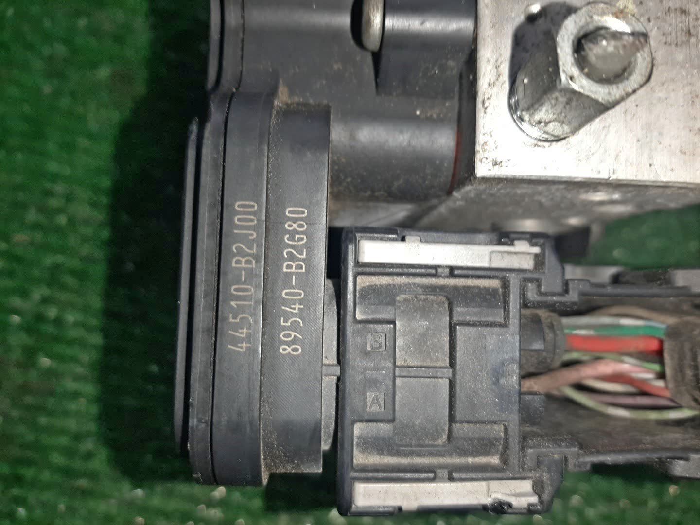 Блок abs DAIHATSU MIRA E:S LA300S KF 116040-40480 2 ракурс