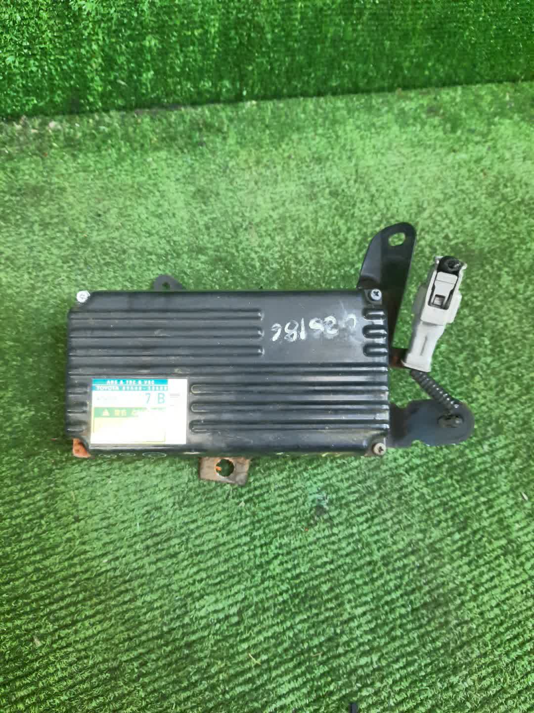 Блок abs TOYOTA CROWN MAJESTA UZS186 3UZ-FE 89540-30680 1 ракурс